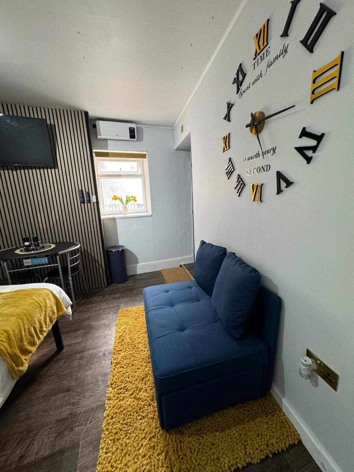 Newly Renovated Studio In Center Luton  Exterior photo